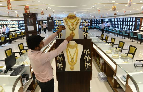 资料图片：印度金奈一家首饰店，售货员正摆放黄金首饰。（新华社/法新）