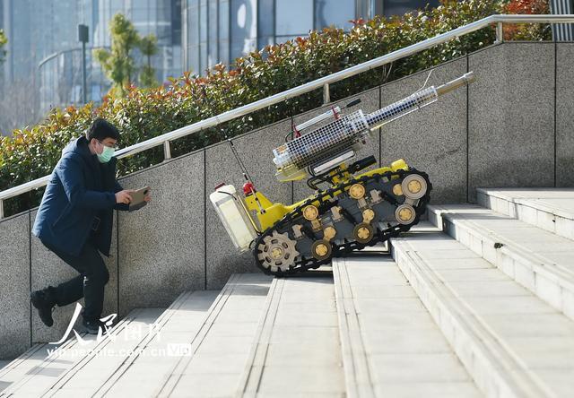 河南洛阳：首台“防疫喷雾消毒机器人”正式上岗