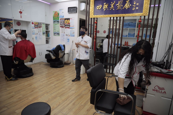 店员正在对座椅进行消毒。新京报记者 王嘉宁 摄