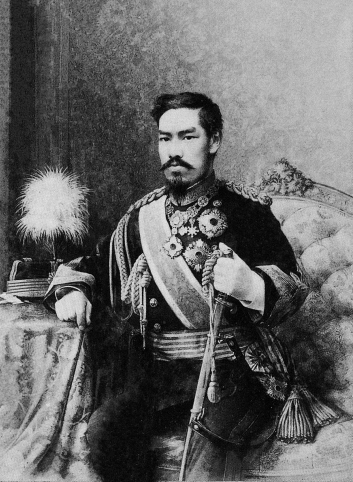 穿军装的明治天皇像