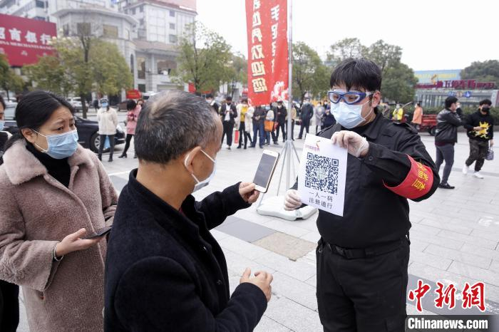 商户排队扫码登记，有序进入。　涂莹 摄