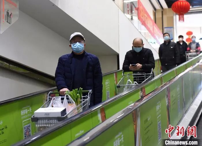 ▲资料图片：市民戴着口罩逛超市。周毅 摄