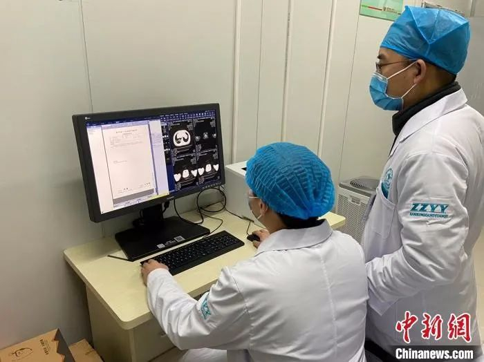 ▲资料图片：医护人员使用AI识别新冠肺炎病例CT影像。