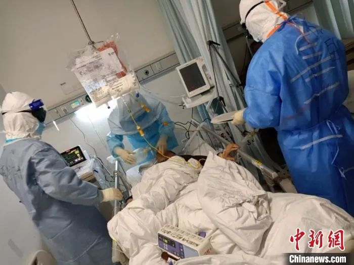 ▲资料图片：国家医疗队队员为危重患者进行气管插管。钟欣 摄