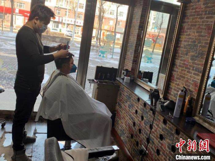     黑河“小锋发型工作室”二月二复工　齐丹丹　摄