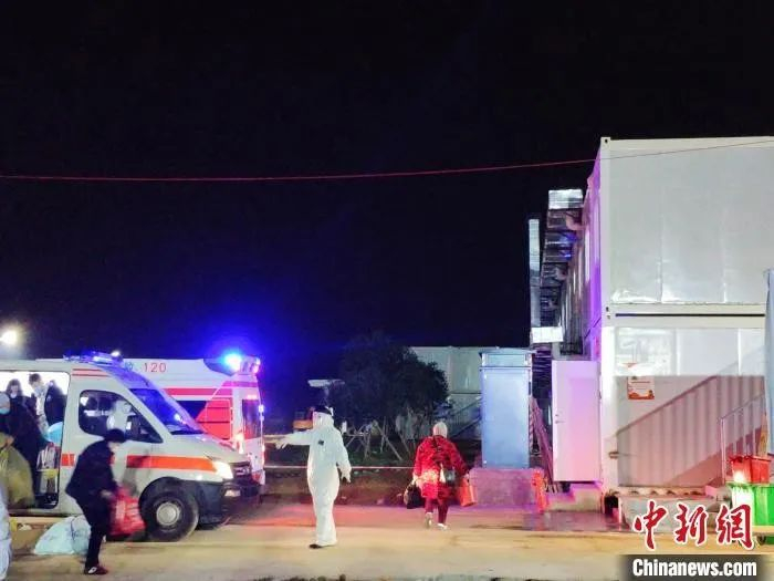 新冠肺炎患者抵达雷山医院二期工程。石小杰　摄