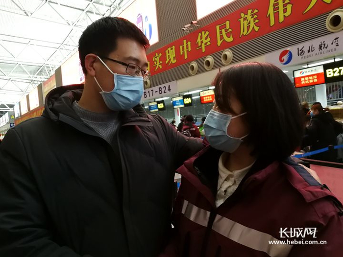 解明芳在和爱人贾士超告别。