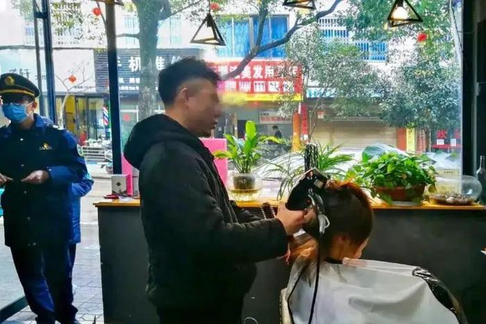 二月二龙抬头，浙江一理发店员工因未戴口罩给顾客理发被处罚