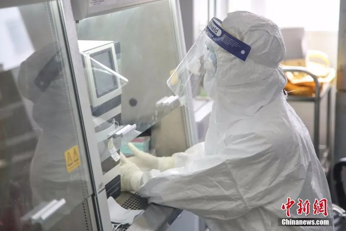 ▲资料图片：检测人员进行核酸检测。中新社记者 瞿宏伦 摄