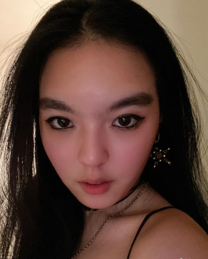 李咏女儿画性感猫眼妆，眉毛暴露化妆水平，打扮成熟老妈很支持