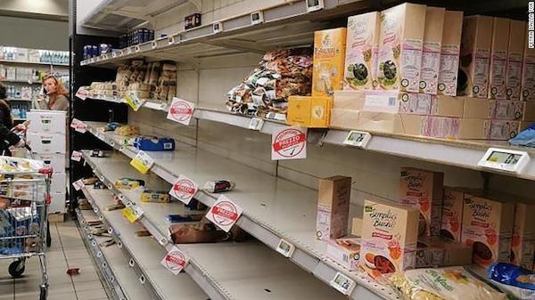 米兰，空空如也的超市货架