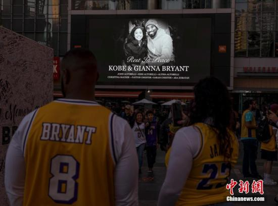 资料图：球迷悼念科比。 中新社记者 刘关关 摄