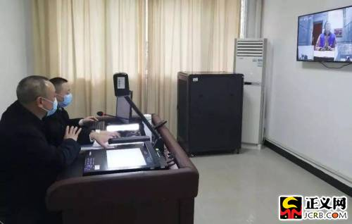 检察官对犯罪嫌疑人进行远程讯问。赵琦 摄