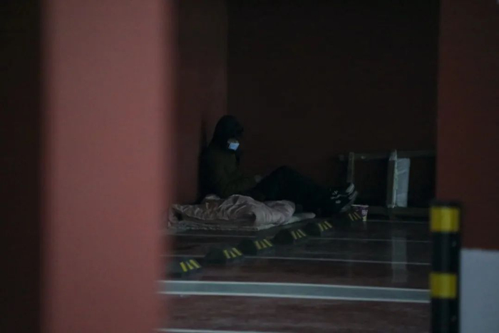 　　2月19日，湖北武汉武昌火车站地下停车场内，一位滞留武汉的旅客正在看书。&nbsp;新华每日电讯记者杨志刚摄