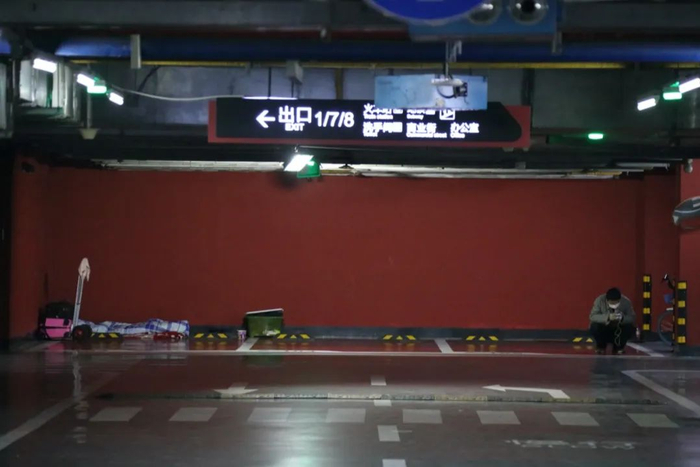 　　2月19日，湖北武汉武昌火车站地下停车场内，一位滞留武汉的旅客正在给家人打电话。&nbsp;新华每日电讯记者杨志刚摄