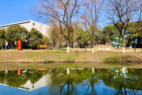 中国美术学院校园，原定开学之日，学子并未归来