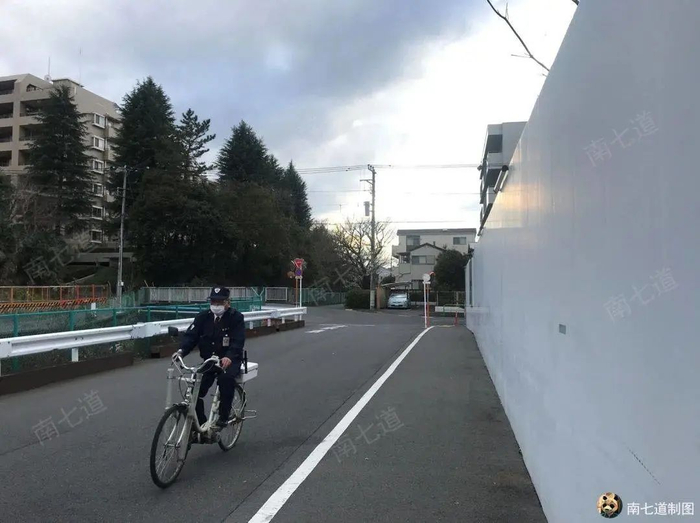 戴口罩的日本巡警（光酱摄）