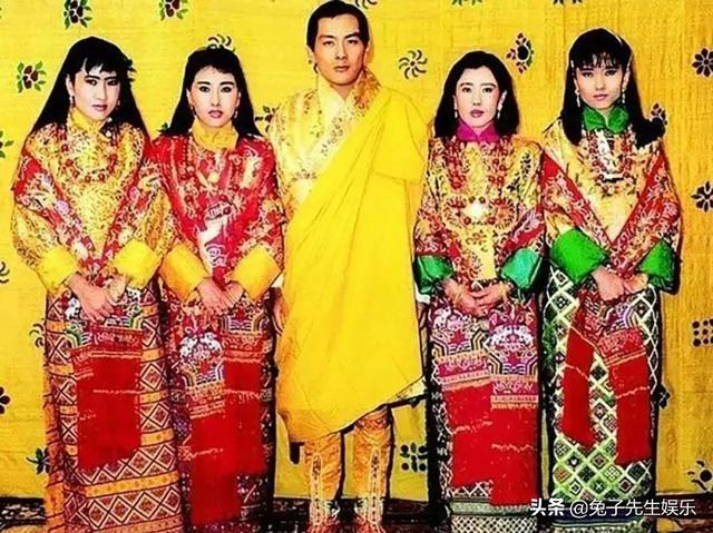 不丹4位王太后好活泼,抢着给外国帅哥拍照,没看到老公脸都黑了