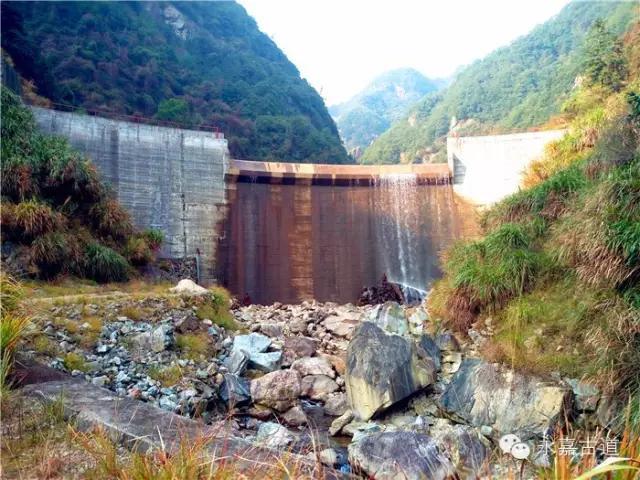 温州吊坦漈古道，瀑飞水奔，奇石林立，箬叶招人，风景奇美