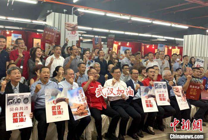 与会各界人士为武汉加油，中国加油。　陈悦 摄