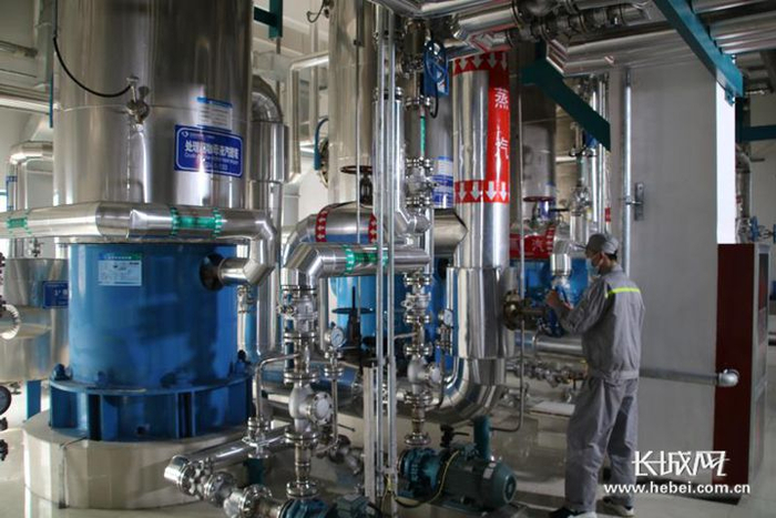 石四药集团河北广祥制药复产后加紧生产保供应。史建会 摄