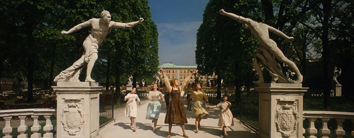 玛丽亚和孩子们在米拉贝尔花园里载歌载舞 电影《音乐之声》截图