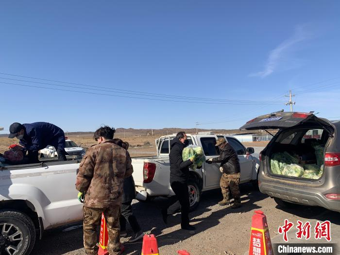     图为内蒙古阿拉善盟戈壁深处的兼职“代购”小哥王永江在送货。　石斌　摄