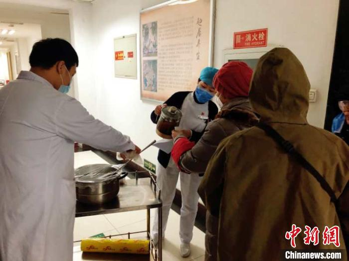 北京市鼓楼中医医院内有调配煎煮好的“银花清肺饮”免费发放。　黄美倩 摄