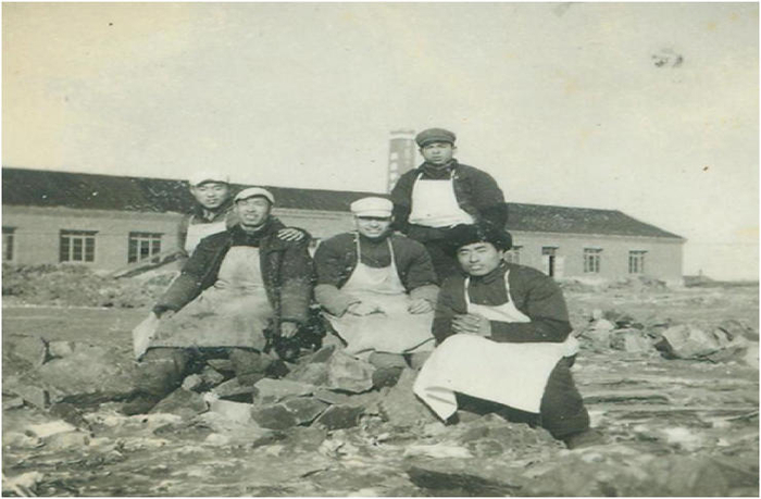 冷友斌与工人在飞鹤乳业前身赵光乳品厂旧照，左三为冷友斌 （图片来源：飞鹤乳业）