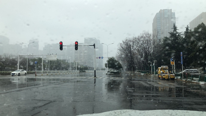 空荡荡的马路。