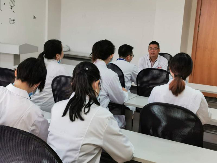 黄文军给年轻医生们授课&nbsp; &nbsp;受访者供图