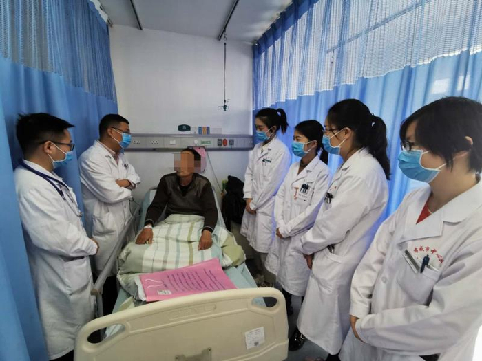 黄文军带领年轻医生查房。&nbsp;受访者供图