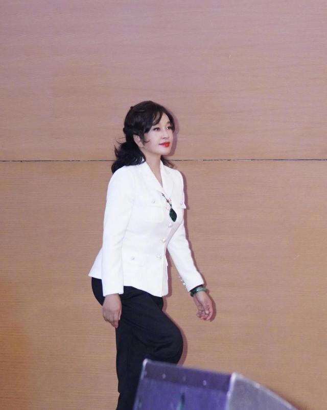 刘晓庆终于穿对，连衣长裙搭白衬衫，故意多解开1个扣子秀大长腿