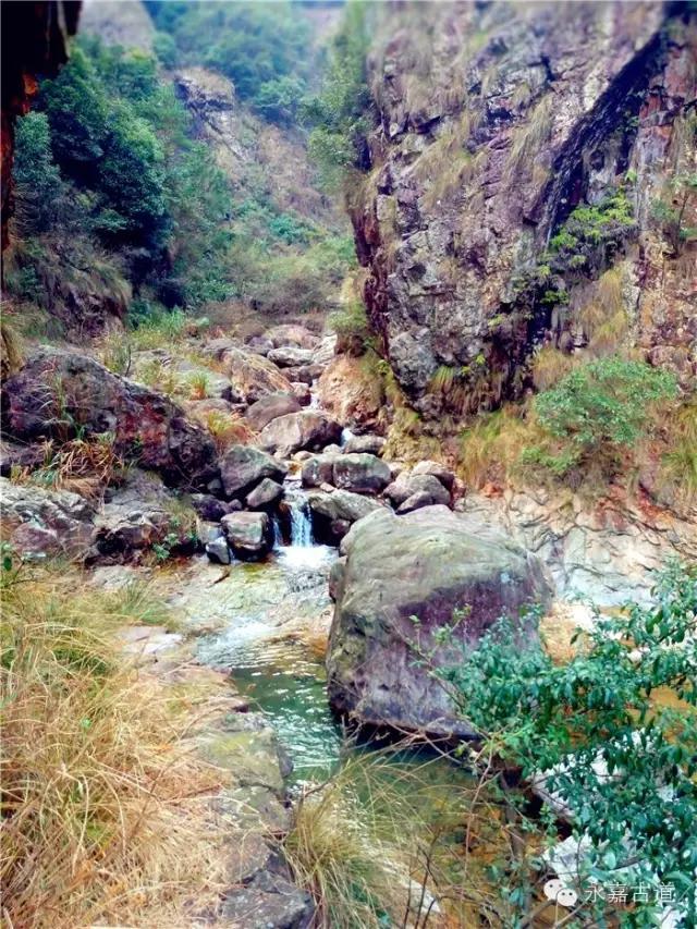温州吊坦漈古道，瀑飞水奔，奇石林立，箬叶招人，风景奇美