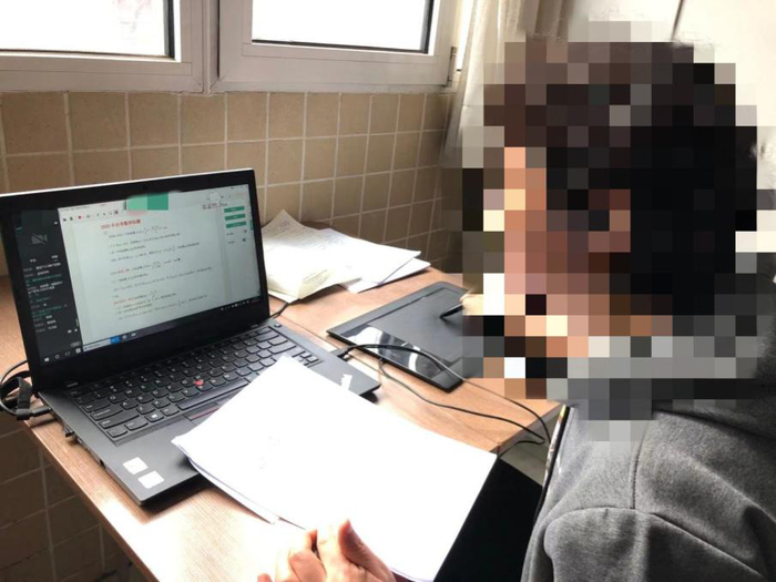 李老师正在“直播”授课  李老师供图