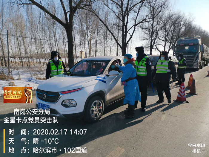 李德利和同事检查来往的每一辆车。受访者供图