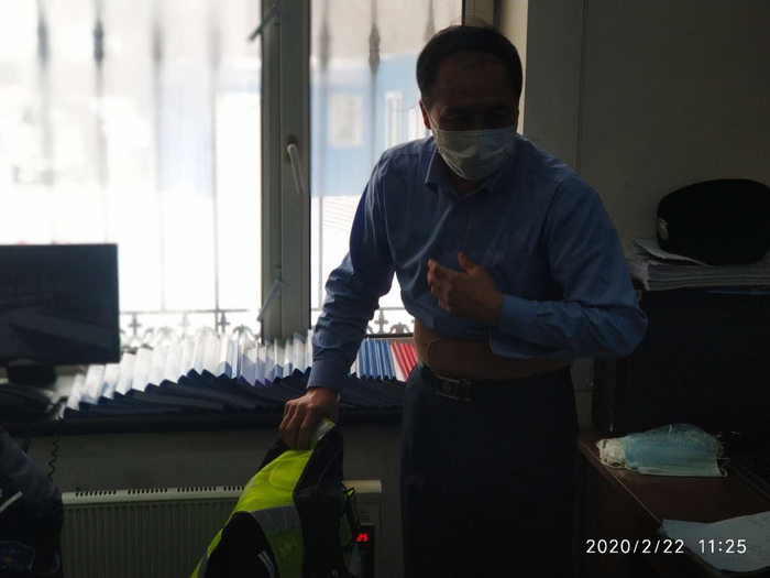 李德利的腰上必须绑着护腰才能出勤。受访者供图