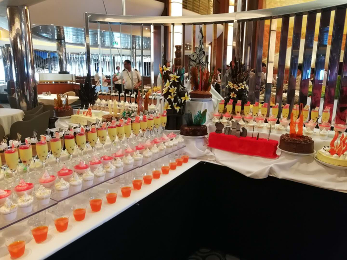 船上的自助餐厅。疫情发生后，自助餐厅也会关闭。 王雨 图