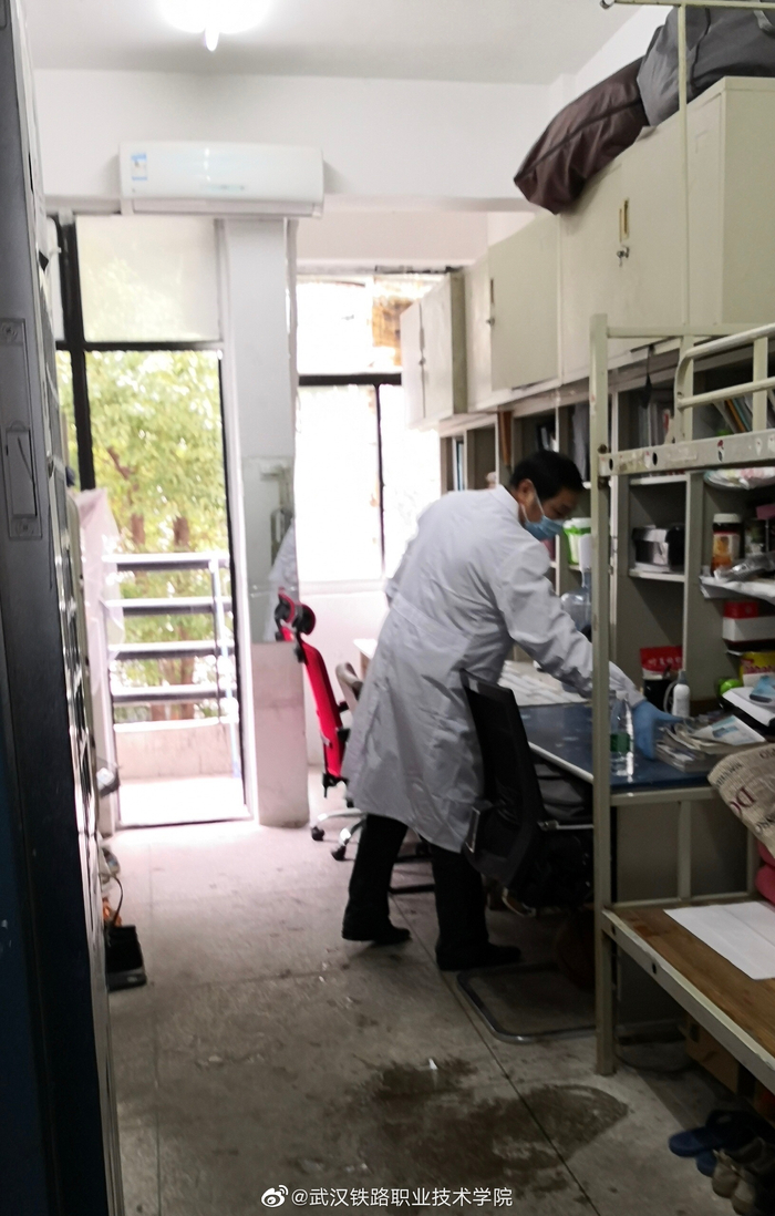 ▲武铁的老师在整理学生物品。图片来自微博