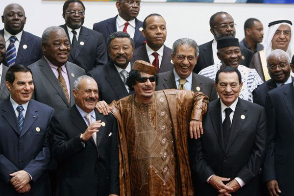  前排从左至右分别为突尼斯前总统本·阿里（执政23年）、也门前总统萨利赫（执政34年）、利比亚前总统卡扎菲（执政47年）、埃及前总统穆巴拉克（执政30年）。国务院新闻办公室图片库 图