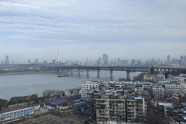 万谦拍摄的武汉城，他说，“我的城市病了，她太安静了。”