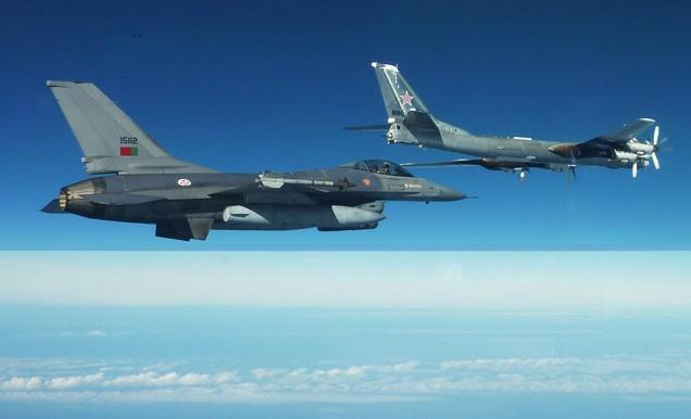 ▲葡萄牙空军的F-16战斗机在大西洋上空监视俄罗斯图-95轰炸机
