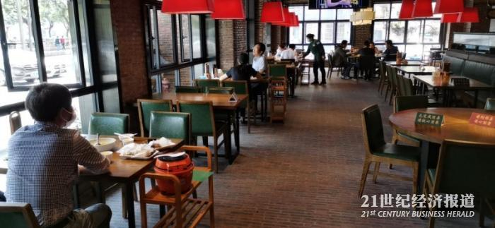 （图：中午12点大鸽饭旗舰店内 空气流通的靠窗座位成为首选 。大鸽饭供图）