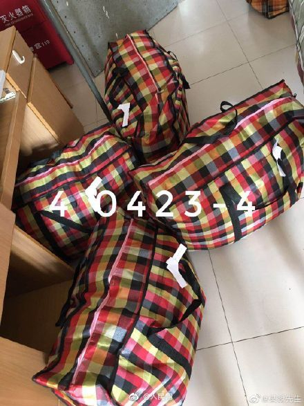 ▲打包好的学生物品。图片来自微博