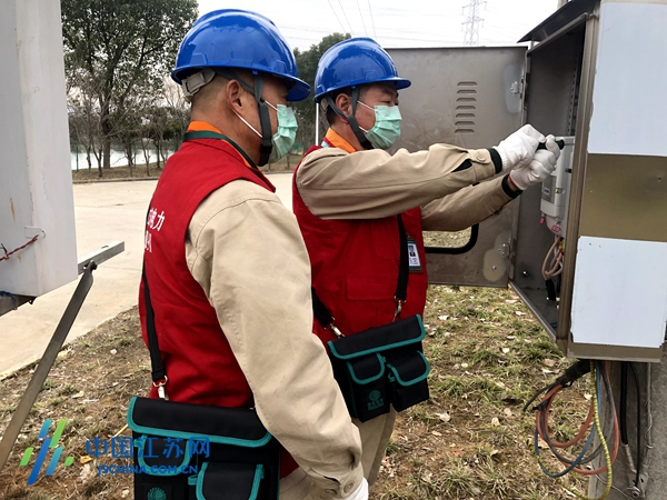 供电工作人员为农户排查用电隐患。