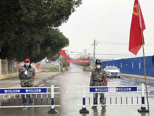 东李村共设立了11个卡口，并安排人值守。