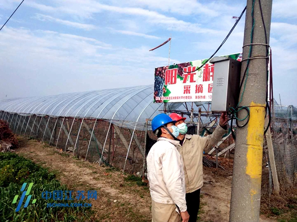 供电工作人员对供电设备进行检查。