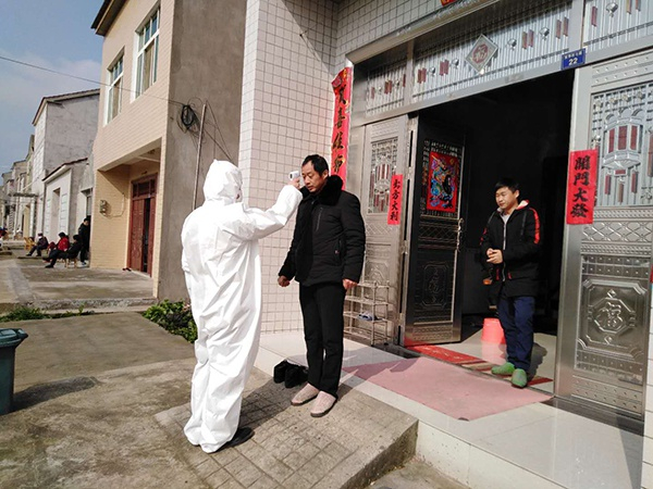 村里为村民检测体温。