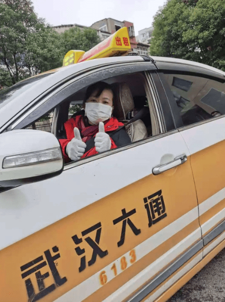 武汉大通汽车出租公司应急车队为社区提供服务。张慧 摄