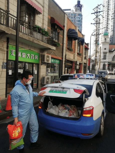 　　社区应急车队志愿者正帮忙采办生活必需品。方成 摄
